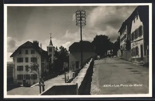 AK Les Ponts de Martel, Ortspartie mit Sicht zum Stadtturm