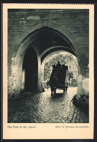 AK Die Post ist da, trara! Postkutsche auf der Strasse