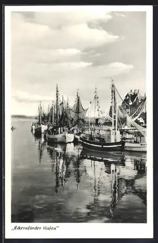 AK Eckernförde, Schiffe im Hafen