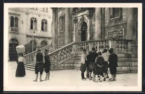 AK Dubrovnik-Ragusa, Leute auf dem Platz vor der Kirche