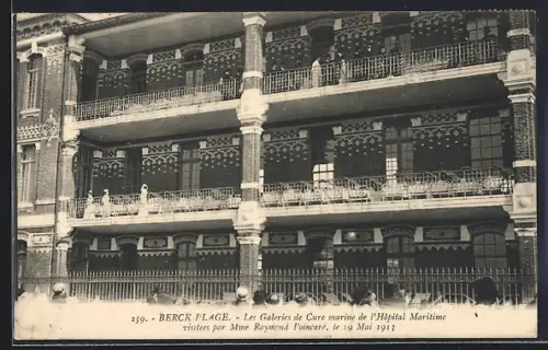 AK Berck-Plage, Les Galeries de Cure marine de l`Hôpital Mritime visitees par Mme Raymond Poincaré 1913