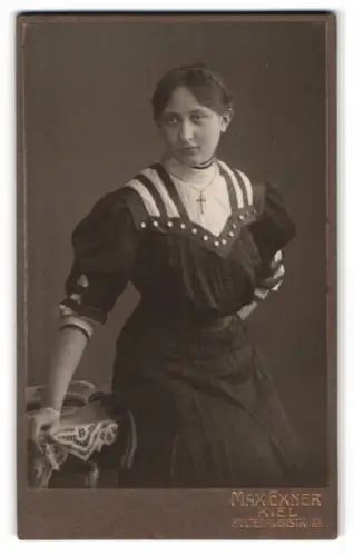 Fotografie Max Exner, Kiel, Holtenauerstr. 83, Junge Frau in elegantem Kleid
