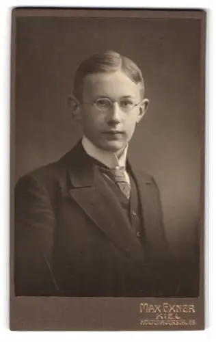 Fotografie Max Exner, Kiel, Holtenauerstr. 83, Porträt eines jungen Mannes mit Brille