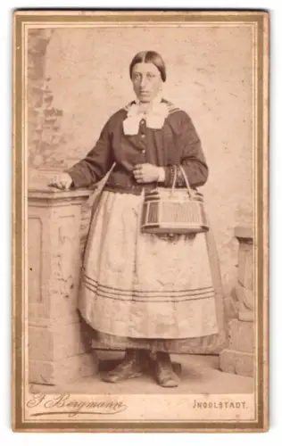 Fotografie Franz Bergmann, Ingolstadt, Theresienstrasse 329, Dame mit Weidenkorb