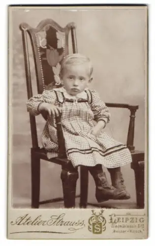 Fotografie Atelier Strauss, Leipzig, Windmühlenstrasse 8, Kinderportrait auf kunstvollem Stuhl