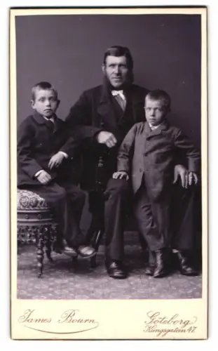 Fotografie James Bourn, Göteborg, Kungsgatan 47, Familienporträt mit zwei Jungen