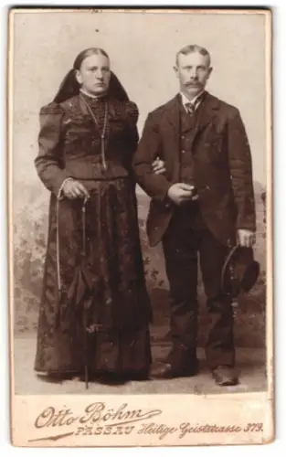 Fotografie Otto Böhm, Passau, Heilige Geiststrasse 379, Paar in traditioneller Kleidung