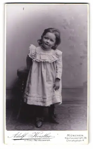 Fotografie Adolf Koestler, München, Neuhauserstr. 29, Mädchen im karierten Kleid