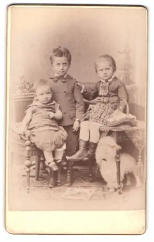 Fotografie unbekannter Fotograf und Ort, Drei Kinder mit einem Obstkorb