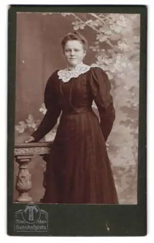 Fotografie Hermann Tietz, München, Bahnhofplatz, Damenporträt mit elegantem Kleid