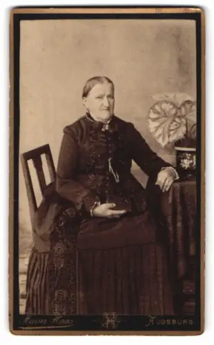 Fotografie Haver Haas, Augsburg, Jesuitengasse 414, Ältere Dame mit Buch