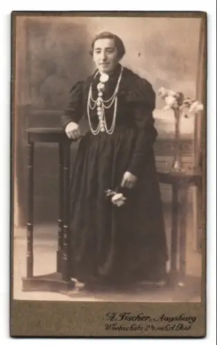 Fotografie A. Fischer, Augsburg, Werbacherstr. 24, Portrait einer Dame mit Blumenschmuck