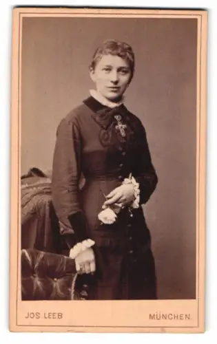 Fotografie Jos. Leeb, München, Schönfeldstrasse 18, Stehende Dame mit Blumen