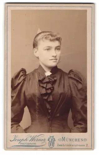Fotografie Joseph Werner, München, Zweibrückenstrasse 2, Portrait einer jungen Frau