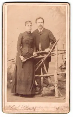 Fotografie Carl Schuster, Wien, Mayerhofgasse 11, Paar in eleganter Kleidung