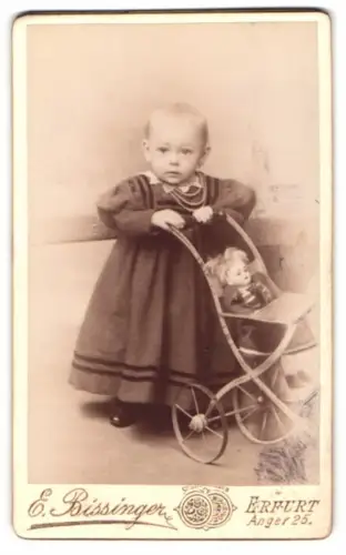 Fotografie E. Bissinger, Erfurt, Anger 25, Kleinkind mit Puppenwagen