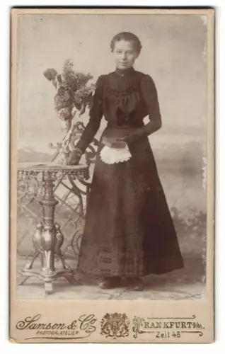 Fotografie Samson & Co., Frankfurt am Main, Zeil 46, Porträt einer Dame mit Tisch