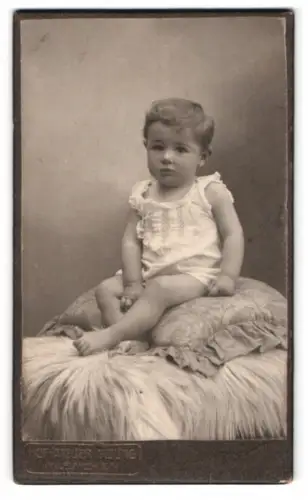 Fotografie Karl-Heinz Seiling, München, Prielmayerstrasse 18, Kleinkind auf Kissen