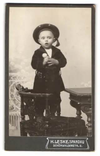 Fotografie H. Leske, Spandau, Schönwalderstr. 2, Kleinkind in Matrosenanzug