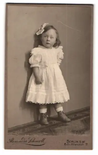 Fotografie Alexander Schmoll, Berlin, Belle-Alliance-Str. 91, Kleinkind im weissen Kleid
