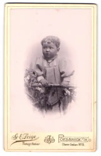 Fotografie G.E. Seige, Poessneck, Oberer Graben 19, Porträt eines Kindes mit Blumen