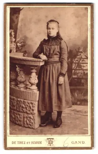 Fotografie De Trez et Simon, Gand, Rue de la Corne 1, Mädchen im Kleid neben steinerner Balustrade