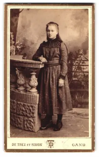 Fotografie De Trez et Simon, Gand, Rue de la Corne 1, Mädchen steht an Balustrade