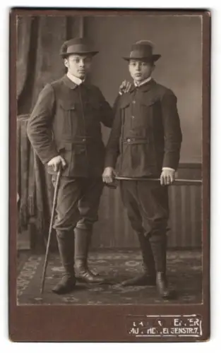 Fotografie Adalbert Werner, München, Elisenstrasse 7, Zwei junge Männer in Wanderkleidung