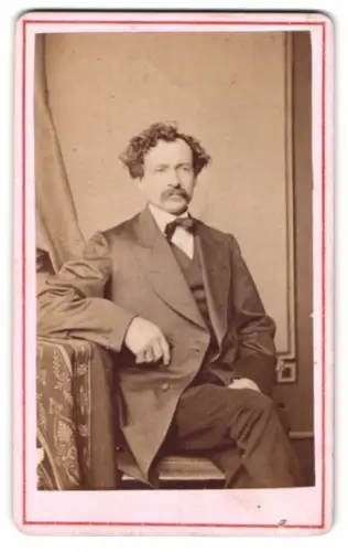 Fotografie Friedrich Müller, München, Kaufingerstrasse 21, Porträt eines sitzenden Mannes