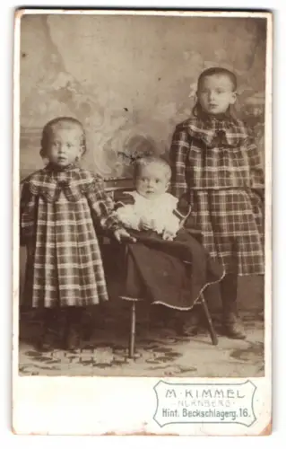 Fotografie M. Kimmel, Nürnberg, Hint. Beckschlagerg. 16, Drei Kinder in festlicher Kleidung