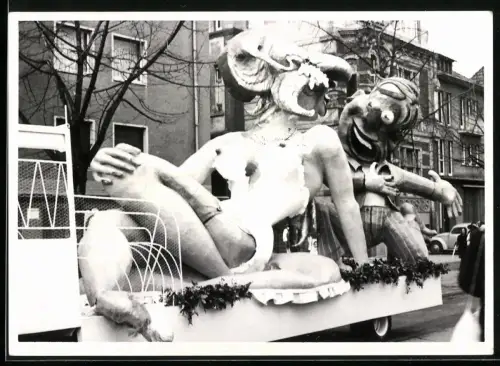 Fotografie Ansicht Köln, kölner Karneval Festwagen mit Figurengruppe, 1972