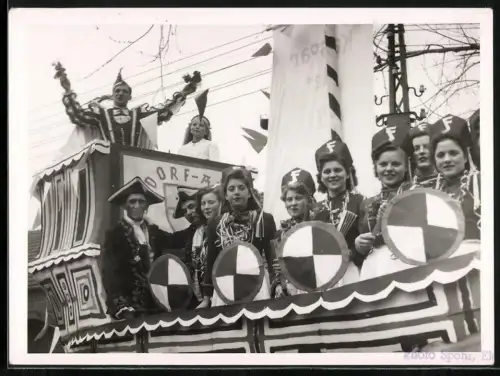 Fotografie Ansicht Elsdorf, Karneval Umzug, Karneval Festwagen mit Prinz und junge Frauen in Kostümen