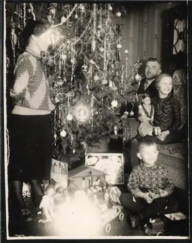 iFotografie Weihnachten 1929, Kknder mit Geschenken Puppe, Spielzeugauto, Weihnachtsbaum mit Lametta