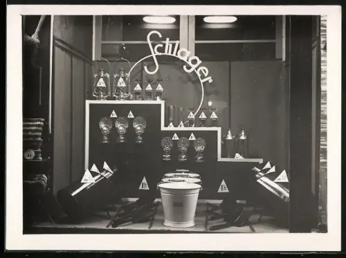 Fotografie Schaufenster der Firma Schlager mit Lampen und Löscheimern samt Schippen