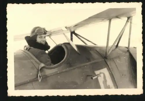 Fotografie Pilot im Flugzeug mit 2. WK Staffelabzeichen
