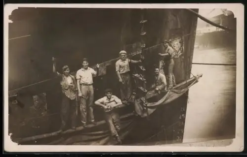 Fotografie Arbeiter flicken den Rumpf des Frachtschiff SS Corrientes