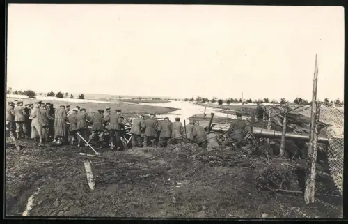 Fotografie Soldaten in Uniform beim beladen einer Kanone