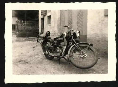 Fotografie kaputtes Motorrad nach einem Unfall, Tank eingebeuelt, Lenker verdreht