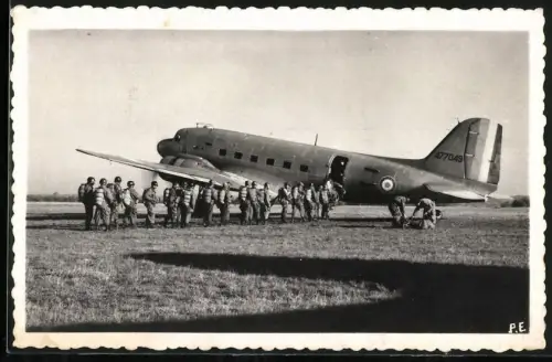 Fotografie amerikanische Falschirmspringer besteigen das Flugzeug, Kennung 477049