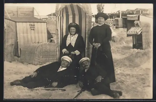 Foto-AK Ahlbeck / Ostseebad, Urlauber am Strand