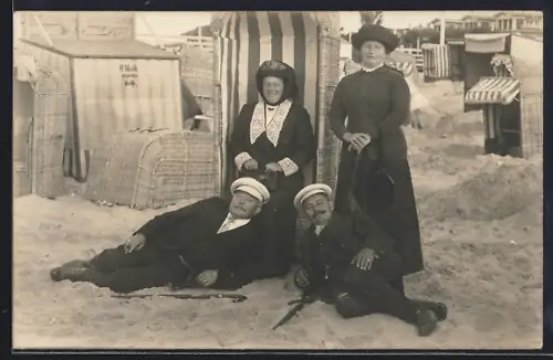 Foto-AK Ahlbeck / Ostseebad, Gruppenportrait am Strand