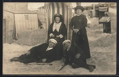 Foto-AK Ahlbeck / Ostseebad, Urlauber am Strand