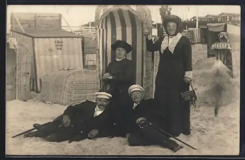 Foto-AK Ahlbeck / Ostseebad, Urlauber an einem Strandkorb