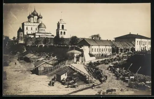 AK Pskov, Teilansicht mit Kirche und Wohnhäusern