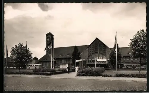 AK Oldenburg /Oldb., Bahnhof mit Autobus