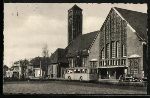 AK Oldenburg i. Oldb., Bahnhof mit Autobussen
