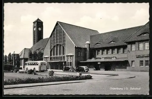 AK Oldenburg i. O., Bahnhof mit Autobus