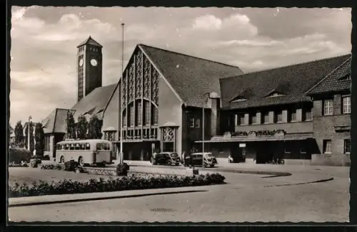 AK Oldenburg / O., Bahnhof mit Autobus