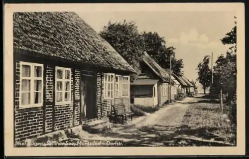 AK Moritzdorf / Insel Rügen, Dorfstrasse, Reetdachhäuser