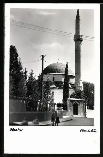 AK Mostar, Zwei Kinder vor der Moschee